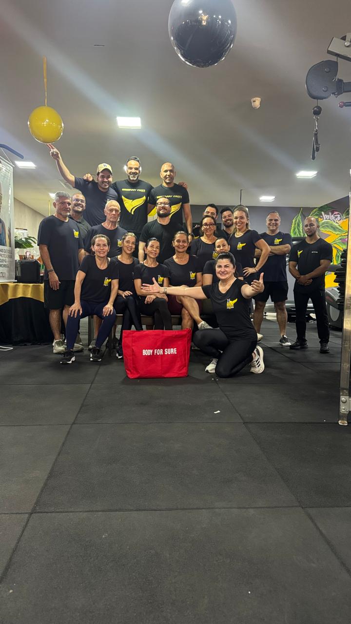 Grupo reunido para uma celebração no studio